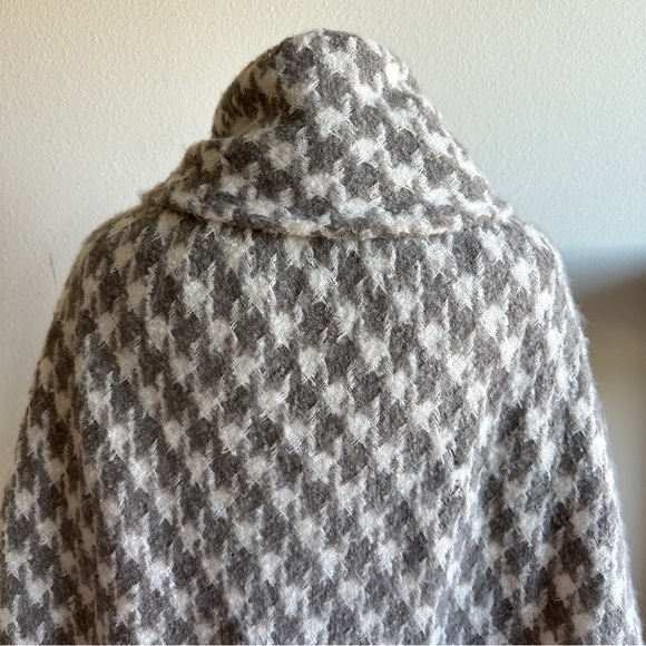 Ann Taylor cape grey white  textured houndstooth knit pattern one size NWT - Picture 7 of 12